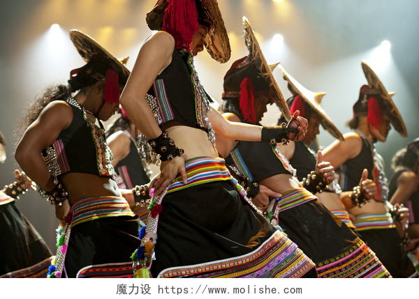 在舞台上跳云南舞的演员中国民族舞蹈